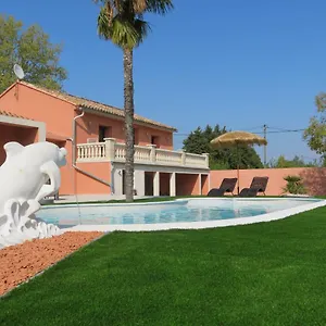 https://maison-4-etoiles-et-studio-3-etoiles-independants-avec-piscine.fr-provencehotel.com